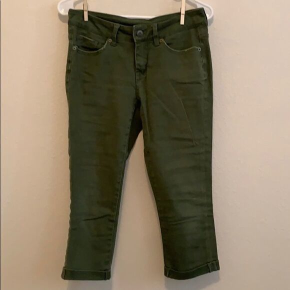 🌼3/$15🌼Green capris   - Picture 1 of 7